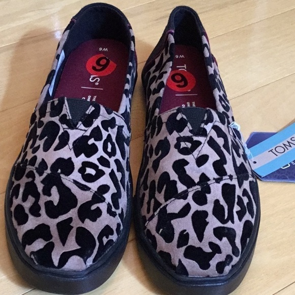 Tom’s loafers, slip on shoes. Black flocked leopard print, women’s size 6. NWT - Picture 4 of 16